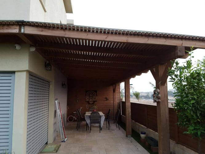 פרגולה בחצר